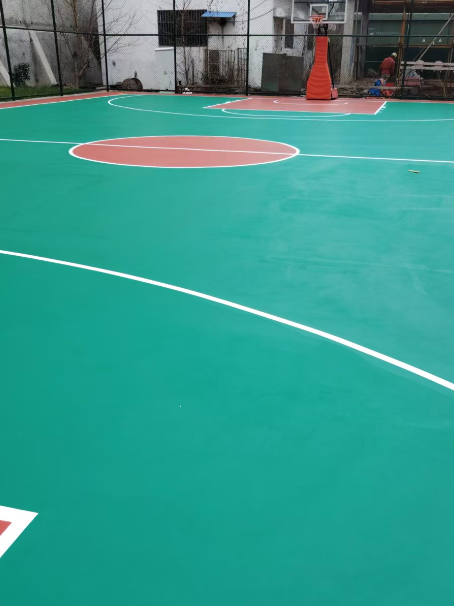 南部 球场长期使用易出现地面开裂